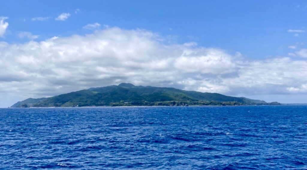 カーフェリー船上から日本海に浮かぶ佐渡島を撮影した写真